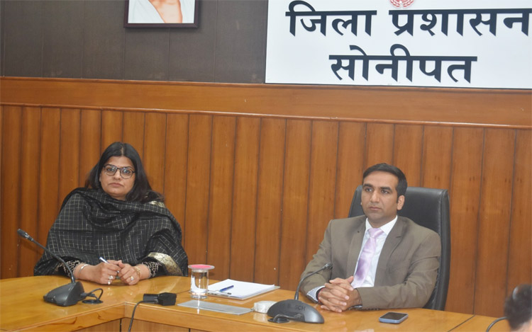17 Snp-1  सोनीपत: जिला निर्वाचन अधिकारी डॉ. मनोज कुमार         की उपस्थिति में लघु सचिवालय स्थित कांफ्रेंस हॉल में