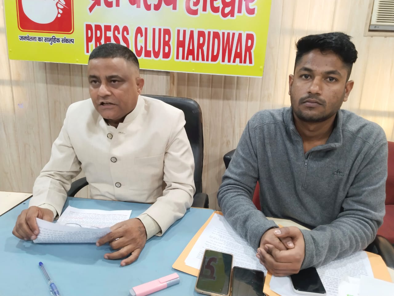 संजय खटाना प्रेस वार्ता करते हुए संजय खटाना प्रेस वार्ता करते हुए