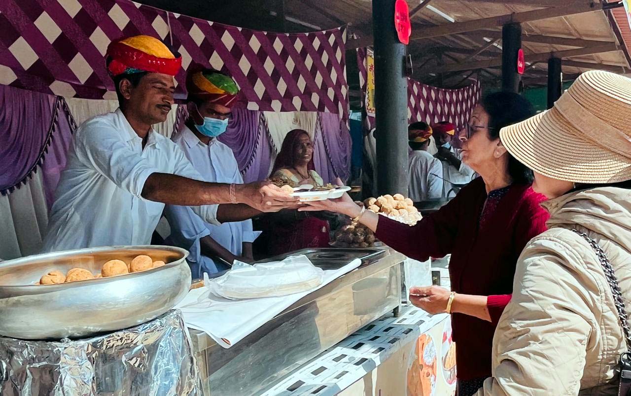 मेला परिसर में स्थापित फ़ूड कोर्ट में बाबूलाल राजस्थानी स्टाल पर व्यंजनों का स्वाद चखते पर्यटक। मेला परिसर में स्थापित फ़ूड कोर्ट में बाबूलाल राजस्थानी स्टाल पर व्यंजनों का स्वाद चखते पर्यटक।
