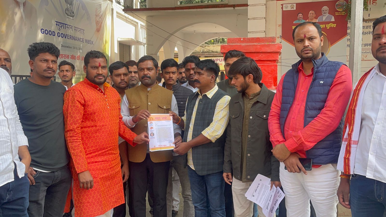 सवर्ण आर्मी के निर्दोष कार्यकर्ताओं पर दर्ज सभी मुकदमे वापस लिए जाएं: प्रवीण तिवारी ज्ञापन देने के बाद बाहर खड़े अध्यक्ष ए पदाधिकारी लोग सवर्ण आर्मी के निर्दोष कार्यकर्ताओं पर दर्ज सभी मुकदमे वापस लिए जाएं: प्रवीण तिवारी ज्ञापन देने के बाद बाहर खड़े अध्यक्ष ए पदाधिकारी लोग