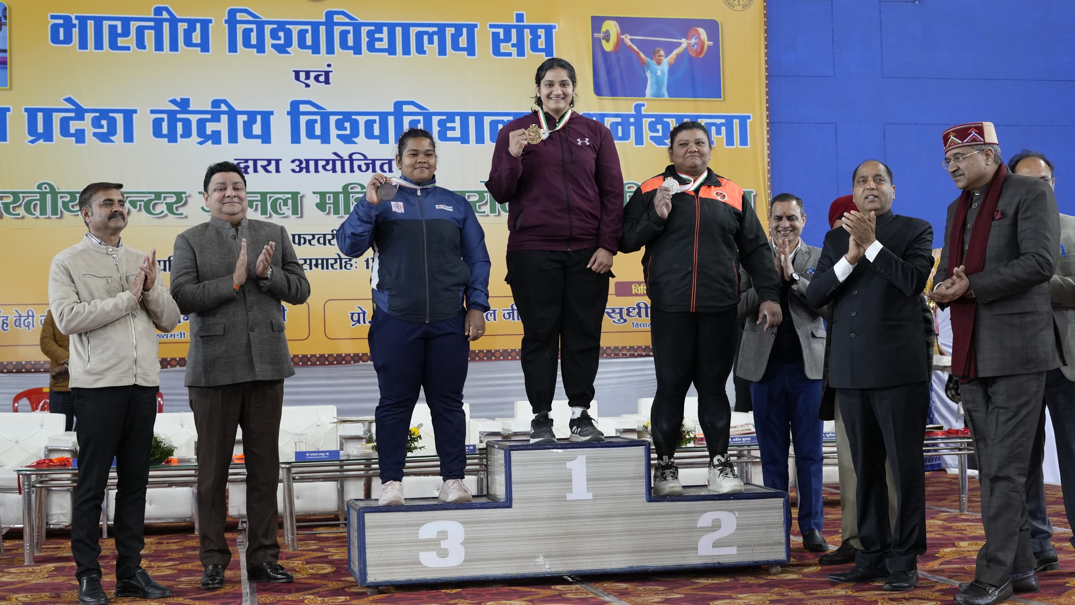 विजेता खिलाड़ियों के साथ मुख्यातिथि जय राम ठाकुर। विजेता खिलाड़ियों के साथ मुख्यातिथि जय राम ठाकुर।
