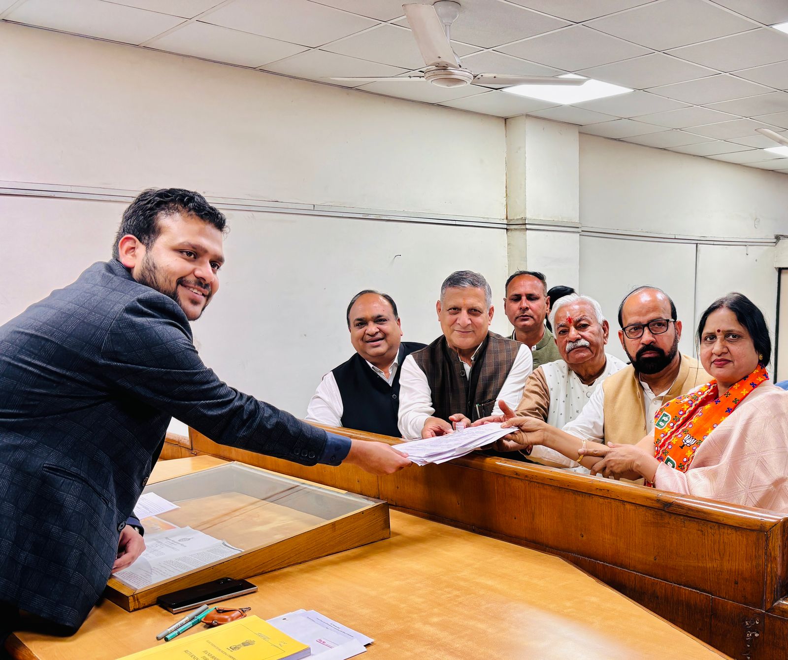 नामांकन दाखिल करते हुए भाजपा की महापौर प्रत्याशी नामांकन दाखिल करते हुए भाजपा की महापौर प्रत्याशी