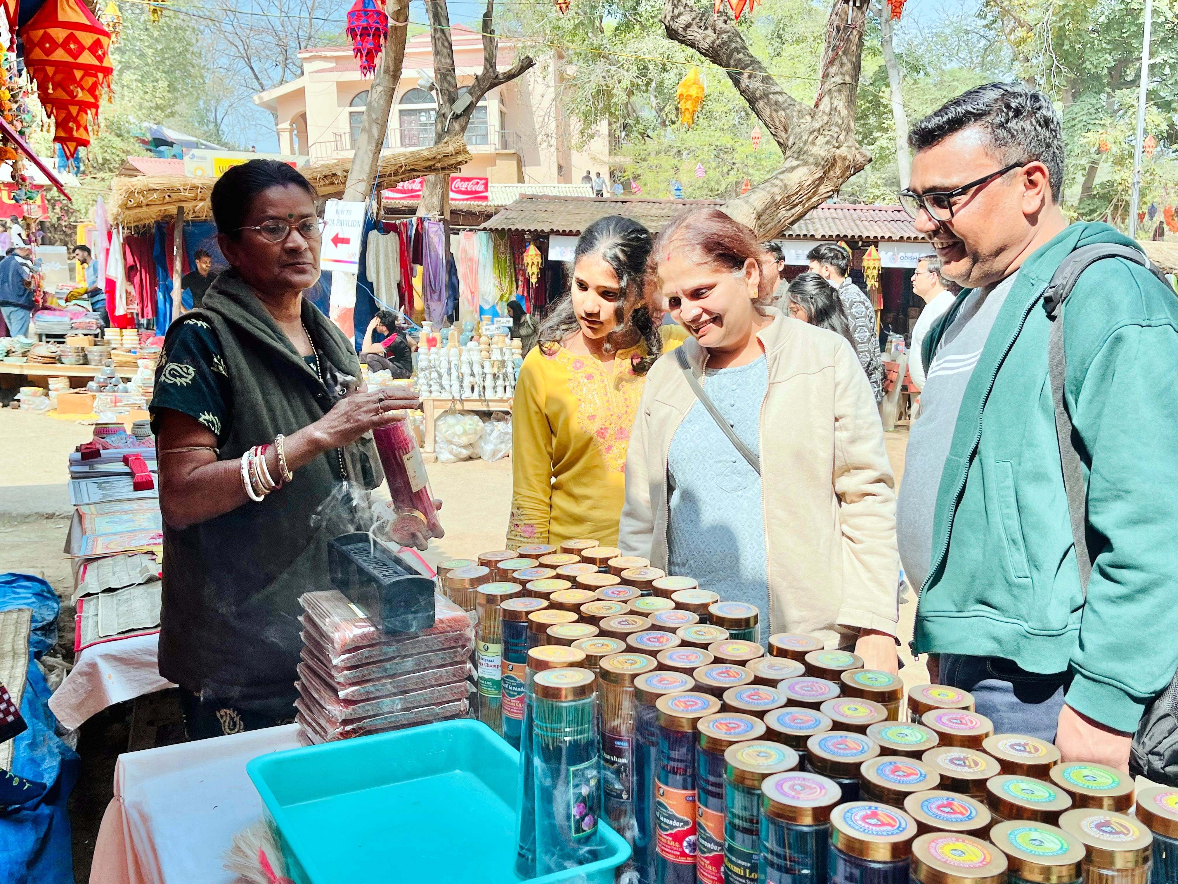 सूरजकुंड मेला परिसर में ओडिशा की विजय लक्ष्मी अपने स्टाल पर उत्पादों की जानकारी देते हुए। सूरजकुंड मेला परिसर में ओडिशा की विजय लक्ष्मी अपने स्टाल पर उत्पादों की जानकारी देते हुए।