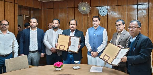 अनुबंध पत्र का आदान-प्रदान करते अधिकारी। अनुबंध पत्र का आदान-प्रदान करते अधिकारी।