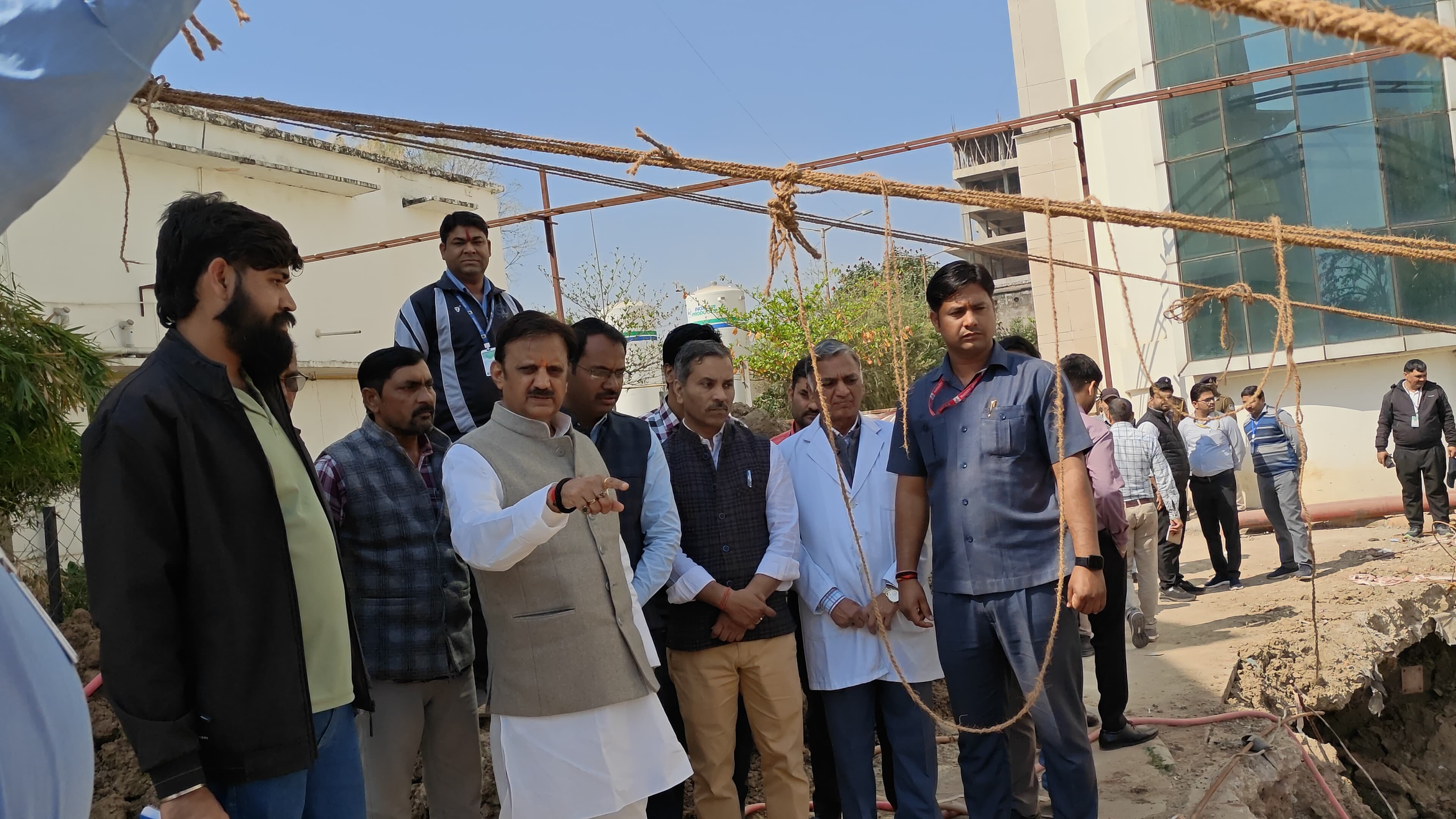 उप मुख्यमंत्री शुक्ल ने मेडिकल कॉलेज रीवा में निर्माणाधीन कैंसर यूनिट का किया निरीक्षण उप मुख्यमंत्री शुक्ल ने मेडिकल कॉलेज रीवा में निर्माणाधीन कैंसर यूनिट का किया निरीक्षण