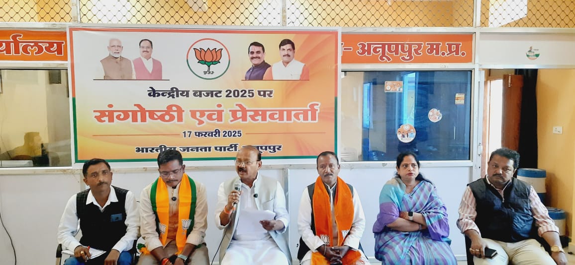 पत्रकार-वार्ता को संबोधित करते राज्य मंत्री पत्रकार-वार्ता को संबोधित करते राज्य मंत्री
