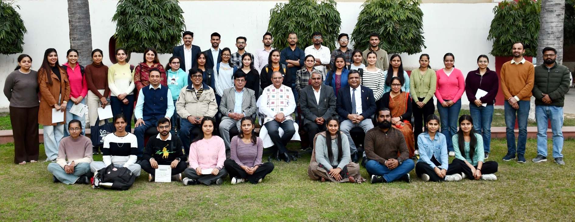 प्रशिक्षणार्थियों एवं अधिकारियों के साथ कुलपति प्रो. बीआर कम्बोज। प्रशिक्षणार्थियों एवं अधिकारियों के साथ कुलपति प्रो. बीआर कम्बोज।