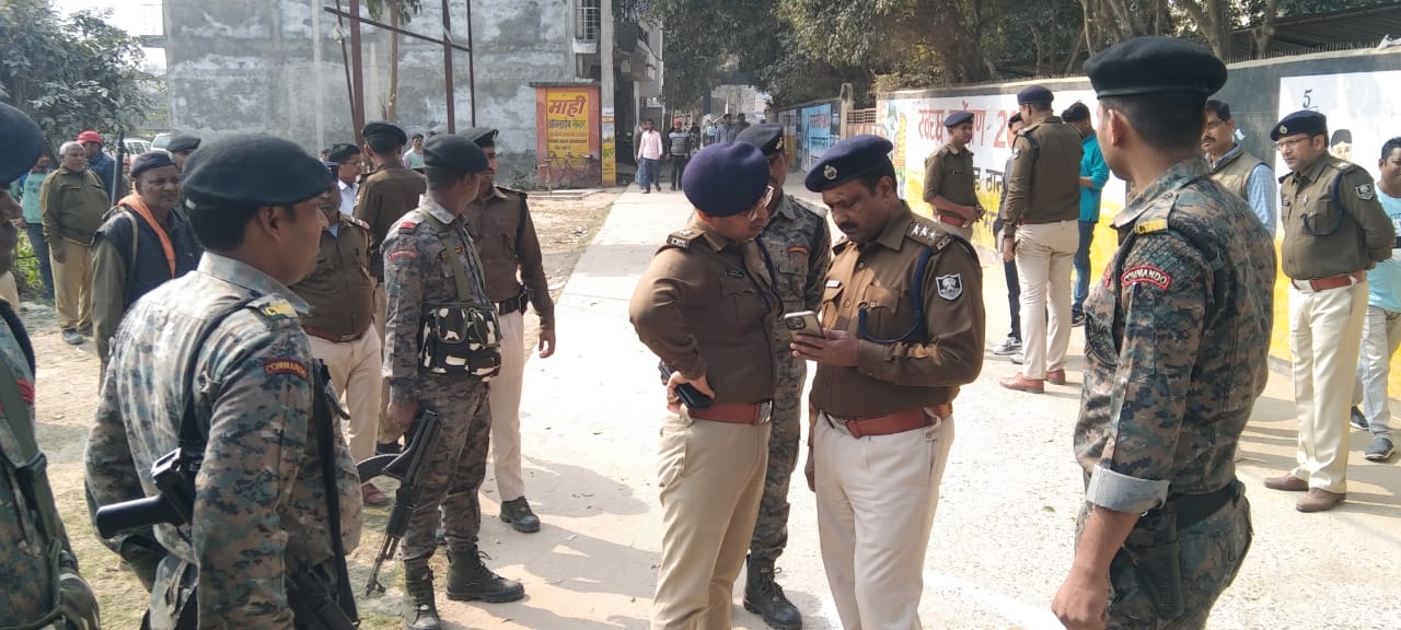 पश्चिम चंपारण में पत्नी संग पति टहलने निकला तभी अपराधियों ने चाकू से वार किया, फिर मारी गोली पश्चिम चंपारण में पत्नी संग पति टहलने निकला तभी अपराधियों ने चाकू से वार किया, फिर मारी गोली