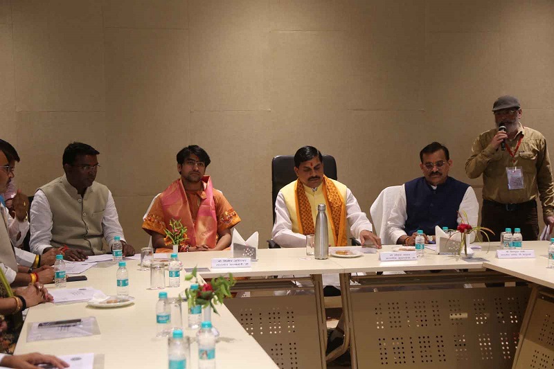 मुख्यमंत्री डॉ. यादव ने बागेश्वर धाम धाम में होने वाले कार्यक्रम की तैयारियों की समीक्षा की मुख्यमंत्री डॉ. यादव ने बागेश्वर धाम धाम में होने वाले कार्यक्रम की तैयारियों की समीक्षा की