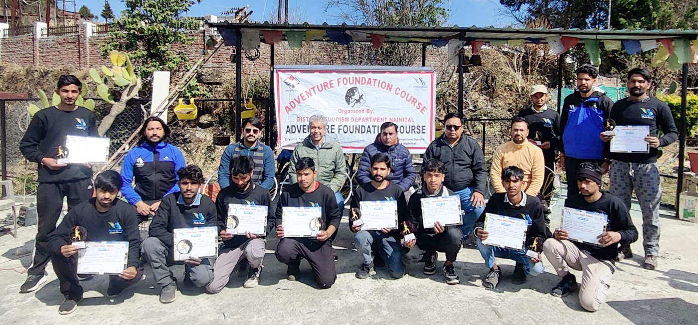 प्रमाण पत्रों के साथ एडवेंचर फाउंडेशन प्रशिक्षण कार्यक्रम के प्रतिभागी। प्रमाण पत्रों के साथ एडवेंचर फाउंडेशन प्रशिक्षण कार्यक्रम के प्रतिभागी।