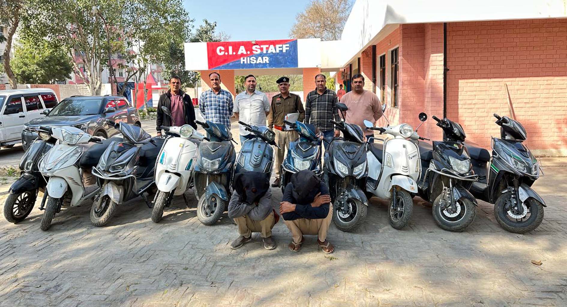 पकड़े गए स्कूटी चोरी के आरोपी पुलिस टीम के साथ। पकड़े गए स्कूटी चोरी के आरोपी पुलिस टीम के साथ।