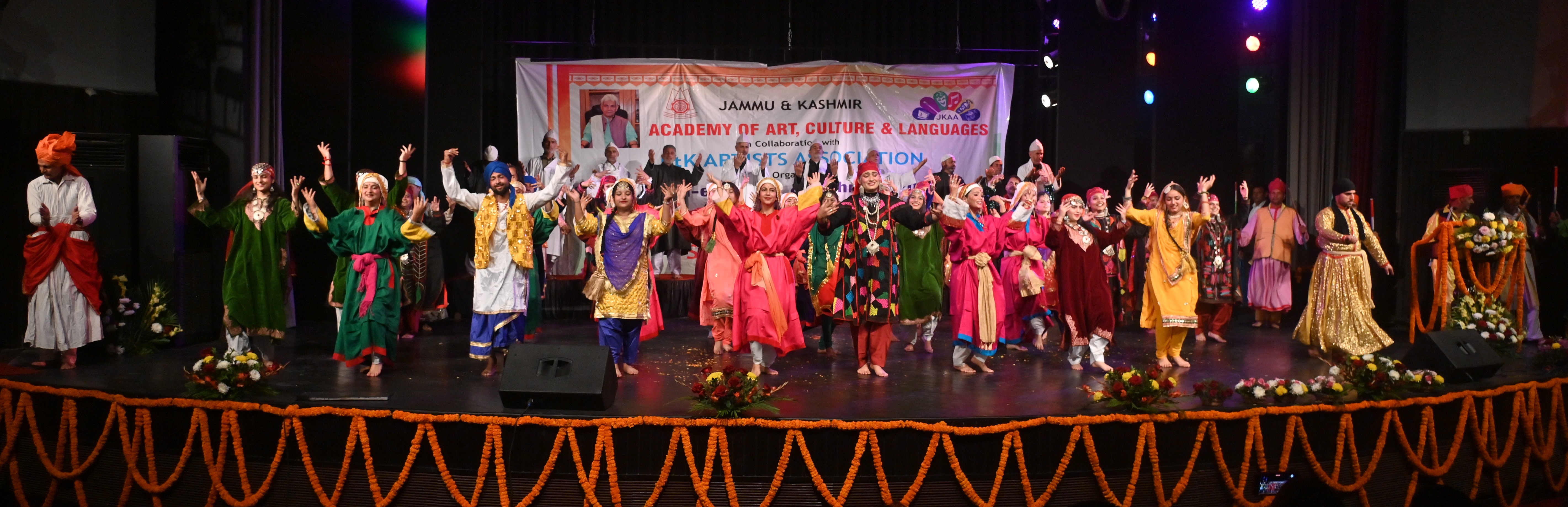 जश्न-ए-जम्मू और कश्मीर सांस्कृतिक महोत्सव का भव्य समारोह के साथ समापन जश्न-ए-जम्मू और कश्मीर सांस्कृतिक महोत्सव का भव्य समारोह के साथ समापन
