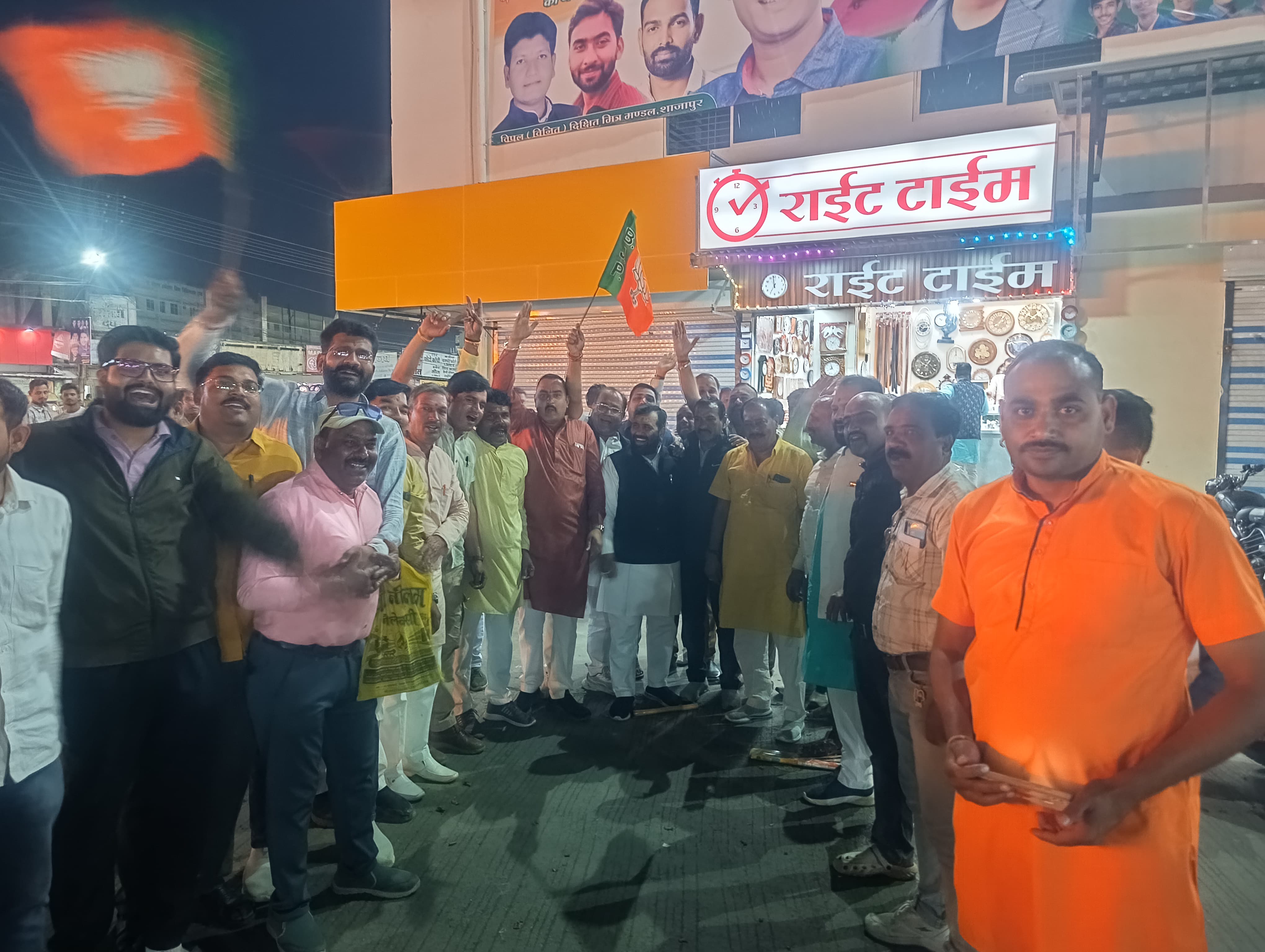 आतिशबाजी करते समर्थक आतिशबाजी करते समर्थक