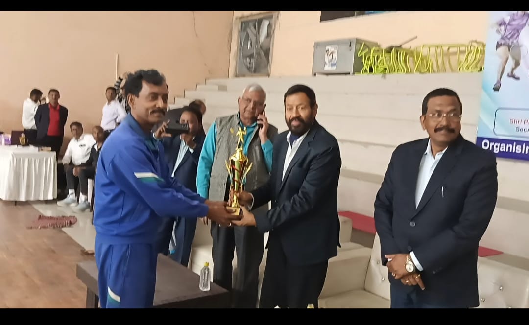 झारखंड स्टेट क्रिकेट विनर सत्येन आनंद कोशिल्ड देते अध्यक्ष व पर आई जी दीपक वर्मा शील्ड देते झारखंड स्टेट क्रिकेट विनर सत्येन आनंद कोशिल्ड देते अध्यक्ष व पर आई जी दीपक वर्मा शील्ड देते