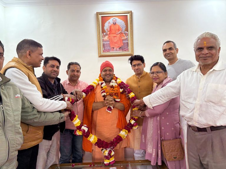 स्वामी रामेश्वरआनंद ब्रह्मचारी का स्वागत करते हुए स्वामी रामेश्वरआनंद ब्रह्मचारी का स्वागत करते हुए