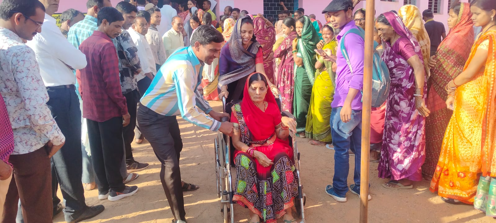 मतदान करने पहुंची बुजु्र्ग महिला। मतदान करने पहुंची बुजु्र्ग महिला।