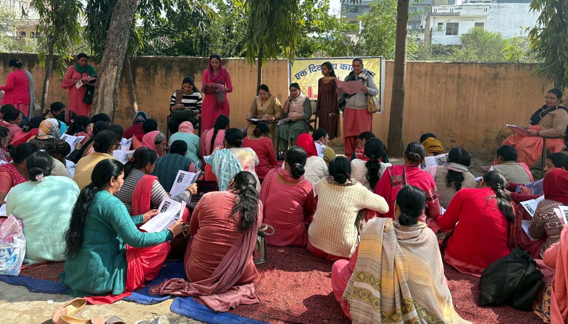 आईवाईएफ ट्रेनिंग में आंगनवाड़ी वर्करों को जानकारी देते अधिकारी। आईवाईएफ ट्रेनिंग में आंगनवाड़ी वर्करों को जानकारी देते अधिकारी।