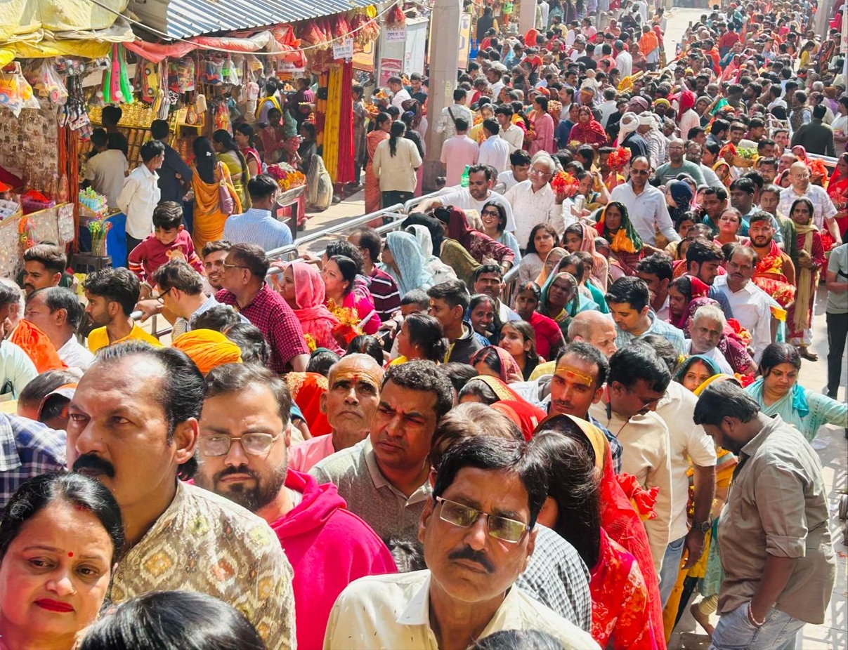 मां विन्ध्यवासिनी की महिमा अपार, भक्तों का सैलाब सोमवार को पांच लाख के पार मां विन्ध्यवासिनी की महिमा अपार, भक्तों का सैलाब सोमवार को पांच लाख के पार