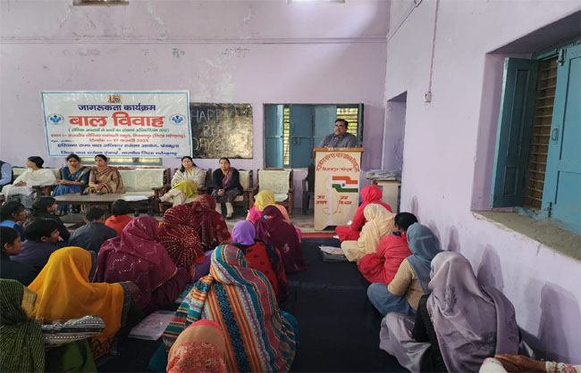 बाल विवाह पर आयोजित कार्यक्रम में संबोधित करते आयोग के सदस्य। बाल विवाह पर आयोजित कार्यक्रम में संबोधित करते आयोग के सदस्य।