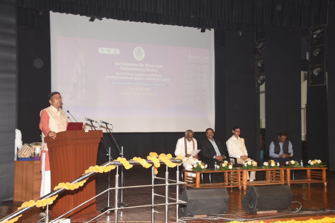 बीएचयू में तमिल किसानों के साथ बौद्धिक सत्र बीएचयू में तमिल किसानों के साथ बौद्धिक सत्र
