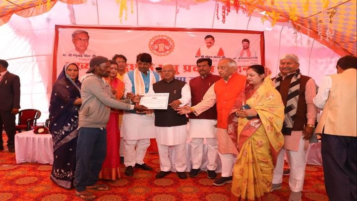 राज्यपाल पटेल ने मुख्यमंत्री दुधारू पशु प्रदाय योजना के तहत हितग्राहियों को वितरित किया पशुधन राज्यपाल पटेल ने मुख्यमंत्री दुधारू पशु प्रदाय योजना के तहत हितग्राहियों को वितरित किया पशुधन
