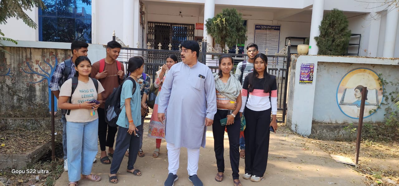 सेंट्रल लाइब्रेरी के बाहर खड़े विद्यार्थियों के साथ महापौर रामू रोहरा। सेंट्रल लाइब्रेरी के बाहर खड़े विद्यार्थियों के साथ महापौर रामू रोहरा।