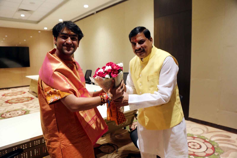 धीरेन्द्र शास्त्री ने किया मुख्यमंत्री का स्वागत धीरेन्द्र शास्त्री ने किया मुख्यमंत्री का स्वागत