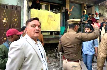 अतिक्रमण हटाने महापौर हल्द्वानी गजराज सिंह खुद उतरे मैदान में अतिक्रमण हटाने महापौर हल्द्वानी गजराज सिंह खुद उतरे मैदान में