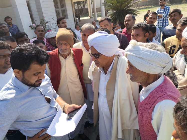 17 Snp-4ए सोनीपत: गन्नौर के विधायक देवेंद्र कादियान ने सोमवार को अपने कैंप कार्यालय में जनता दरबार समस्याओं को सुनते हुए। 17 Snp-4ए सोनीपत: गन्नौर के विधायक देवेंद्र कादियान ने सोमवार को अपने कैंप कार्यालय में जनता दरबार समस्याओं को सुनते हुए।