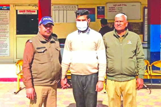 पुलिस गिरफ्त में आरोपित पुलिस गिरफ्त में आरोपित