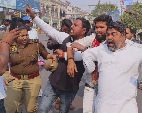 पुलिस से नोकझोंक करते समाजवादी छात्र सभा के कार्यकर्ता