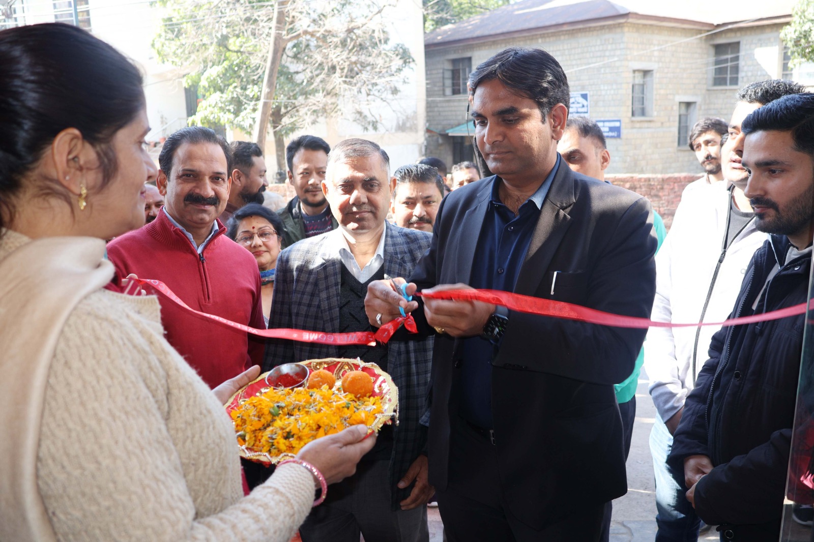 धर्मशाला में ईरा शॉप का शुभारंभ करते हुए उपायुक्त।