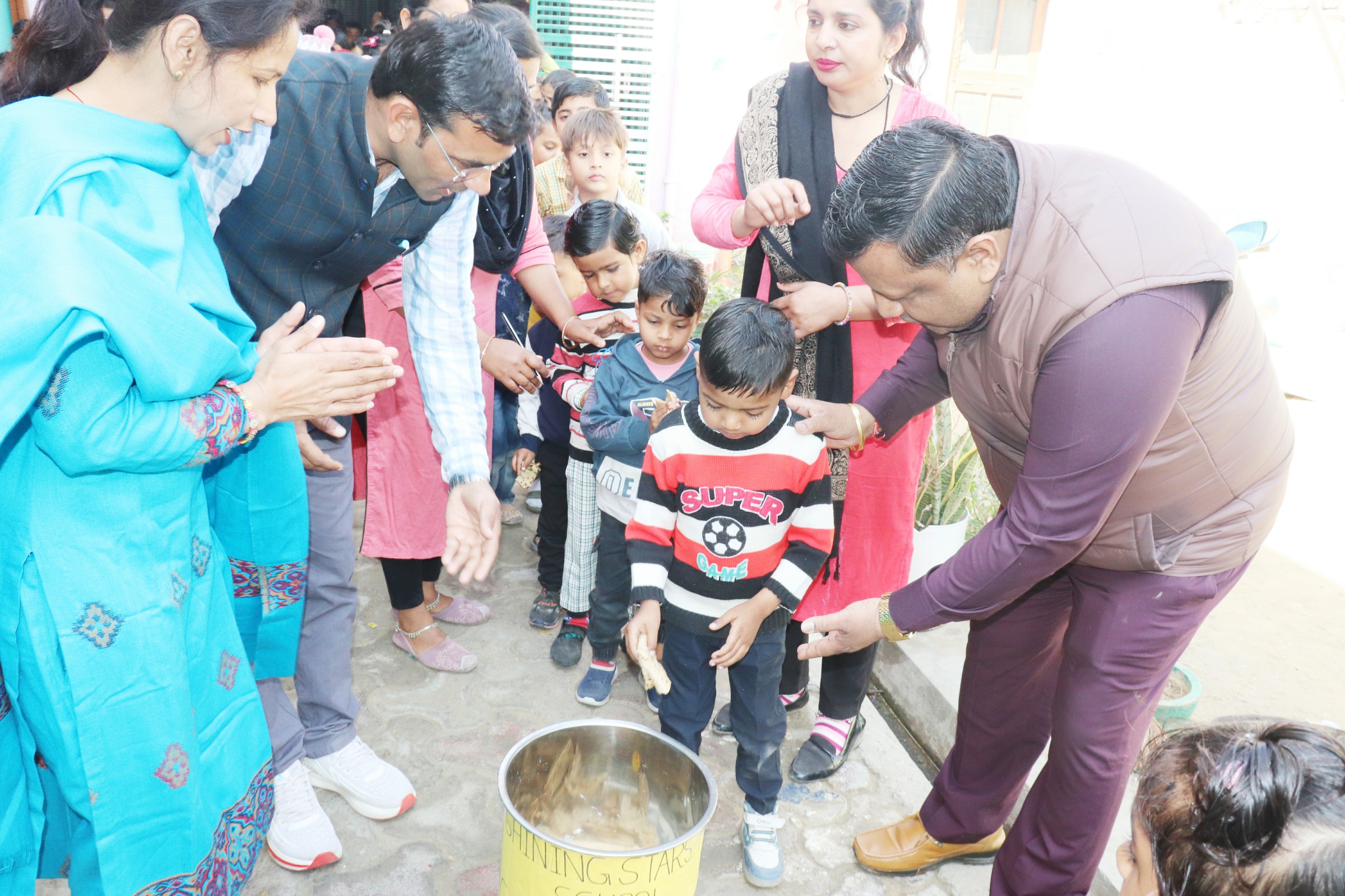 एक रोटी गौ माता के नाम के तहत बॉक्स में रोटी डालते बच्चे। एक रोटी गौ माता के नाम के तहत बॉक्स में रोटी डालते बच्चे।