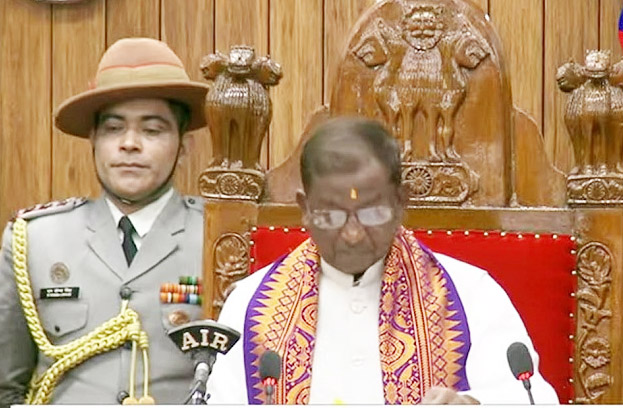 कोकराझार स्थित बोडोलैंड टेरिटोरियल काउंसिल की विधानसभा में अभिभाषण देते राज्यपाल। कोकराझार स्थित बोडोलैंड टेरिटोरियल काउंसिल की विधानसभा में अभिभाषण देते राज्यपाल।