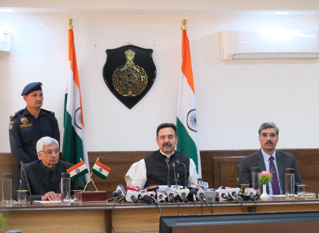 हरियाणा विधानसभा स्पीकर हरविंद्र कल्याण पत्रकाराें से बातचीत करते हुए हरियाणा विधानसभा स्पीकर हरविंद्र कल्याण पत्रकाराें से बातचीत करते हुए