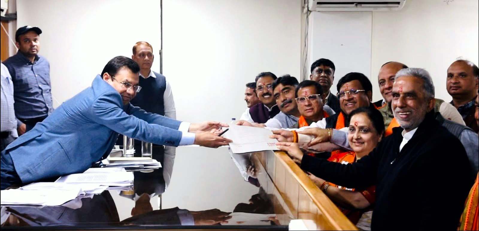 भाजपा की मेयर उम्मीदवार प्रवीण बत्रा जोशी का नामांकन करवाते केंद्रीय राज्यमंत्री कृष्णपाल गुर्जर। साथ है कैबिनेट मंत्री विपुल गोयल व राजेश नागर। भाजपा की मेयर उम्मीदवार प्रवीण बत्रा जोशी का नामांकन करवाते केंद्रीय राज्यमंत्री कृष्णपाल गुर्जर। साथ है कैबिनेट मंत्री विपुल गोयल व राजेश नागर।