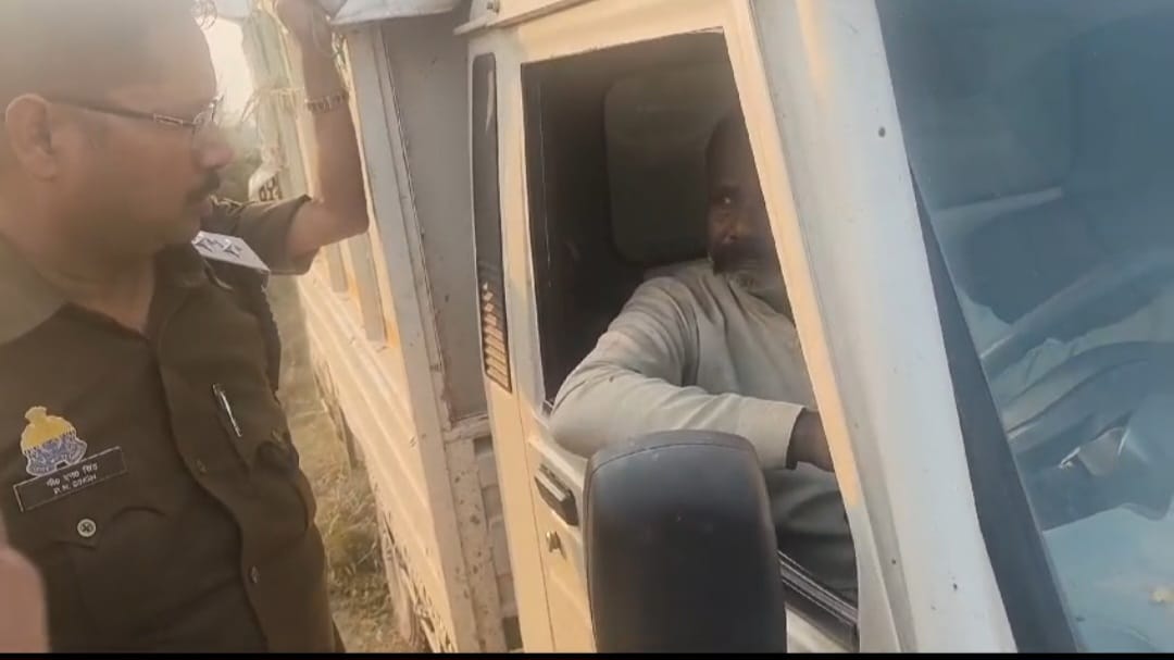हिरासत में चालक को लेती पुलिस हिरासत में चालक को लेती पुलिस