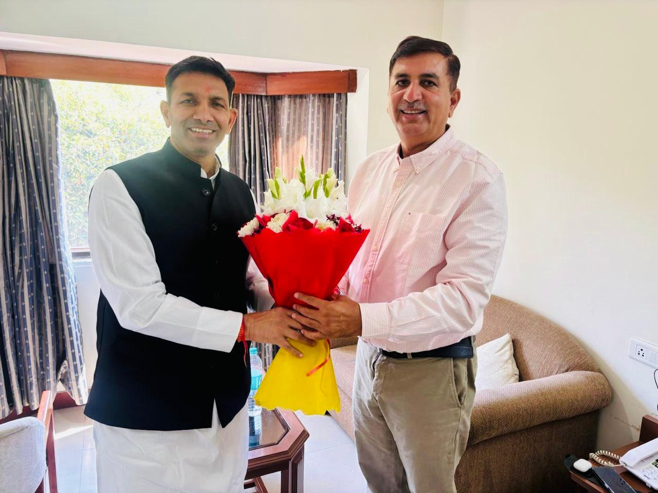 जीतू पटवारी ने मध्य प्रदेश के प्रभारी महासचिव हरीश चौधरी से की मुलाकात