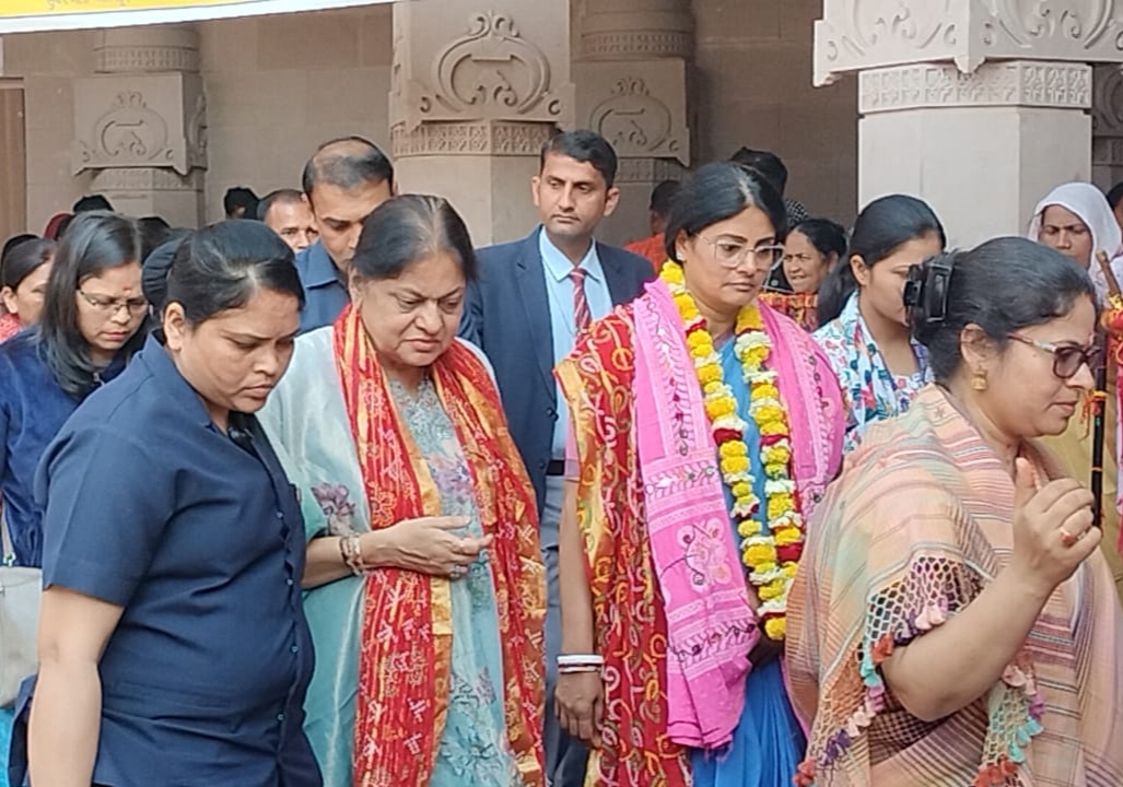 मां विन्ध्यवासिनी  दरबार पहुंचीं गृह मंत्री की पत्नी सोनल शाह, देश की खुशहाली के लिए की प्रार्थना