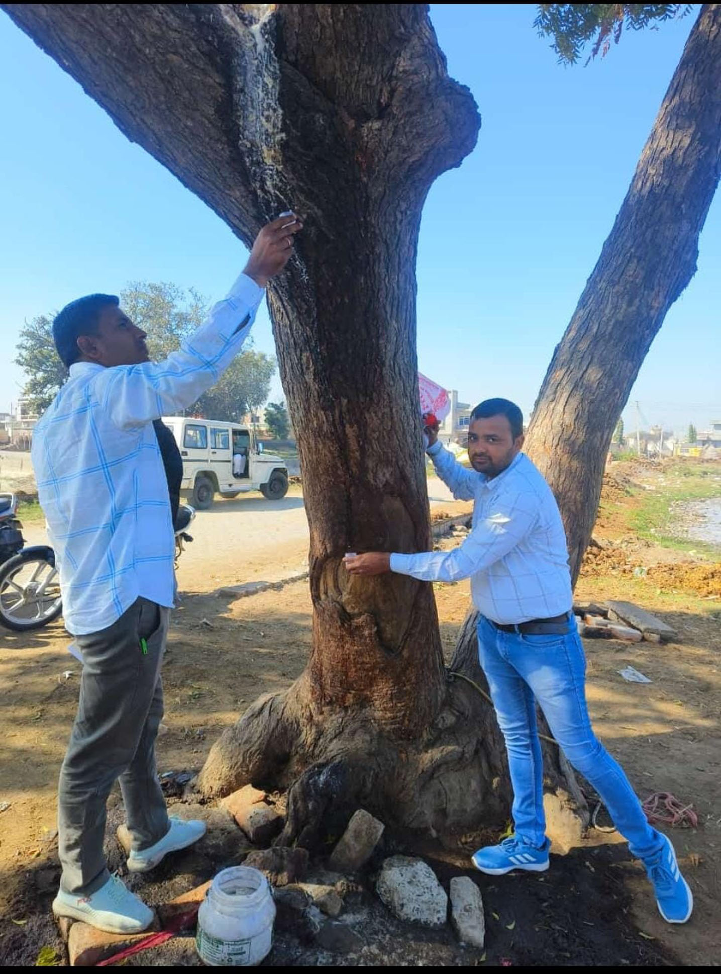 खरकभूरा गांव में नीम के पेड़ से निकल रहे सफेद तरल के सैंपल लेते हुए स्वास्थ्य विभाग की टीम। खरकभूरा गांव में नीम के पेड़ से निकल रहे सफेद तरल के सैंपल लेते हुए स्वास्थ्य विभाग की टीम।