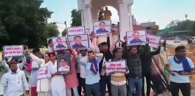 लखनऊ के अटल चौक पर बसपा कार्यकर्ताओं का प्रदर्शन लखनऊ के अटल चौक पर बसपा कार्यकर्ताओं का प्रदर्शन