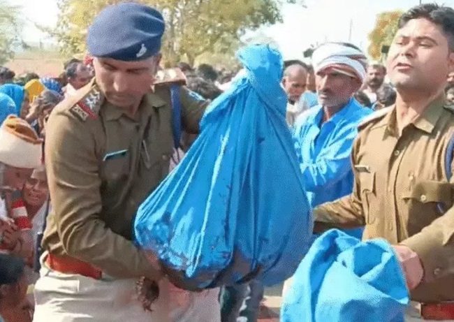 हादसे के बाद शवों को पोटली में ले जाती पुलिस हादसे के बाद शवों को पोटली में ले जाती पुलिस