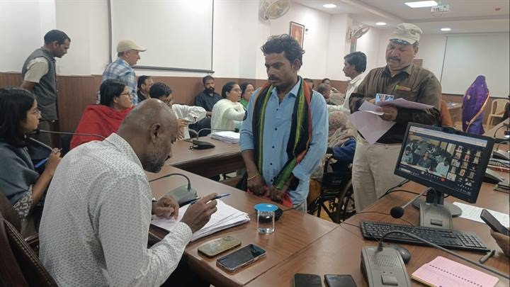 कलेक्ट्रेट सभाकक्ष में आयोजित जनसुनवाई कलेक्ट्रेट सभाकक्ष में आयोजित जनसुनवाई