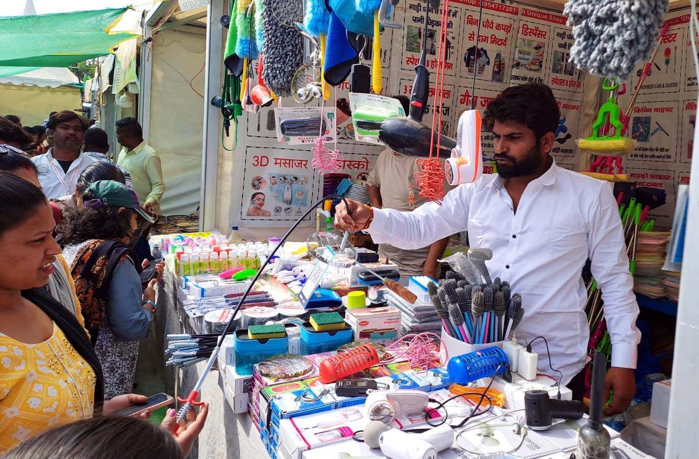 रसोई घर में इस्तेमाल किए जाने वाले उपयोगी सामान की खरीदारी करती महिलाएं। रसोई घर में इस्तेमाल किए जाने वाले उपयोगी सामान की खरीदारी करती महिलाएं।