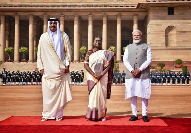 राष्ट्रपति द्रौपदी मुर्मु और प्रधानमंत्री नरेन्द्र मोदी मंगलवार को राष्ट्रपति भवन में कतर के अमीर शेख तमीम बिन हमद अल थानी का स्वागत करते हुए राष्ट्रपति द्रौपदी मुर्मु और प्रधानमंत्री नरेन्द्र मोदी मंगलवार को राष्ट्रपति भवन में कतर के अमीर शेख तमीम बिन हमद अल थानी का स्वागत करते हुए