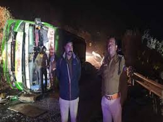 सिमरोल घाट पर टूरिस्ट बस बेकाबू हाेकर पलटी सिमरोल घाट पर टूरिस्ट बस बेकाबू हाेकर पलटी