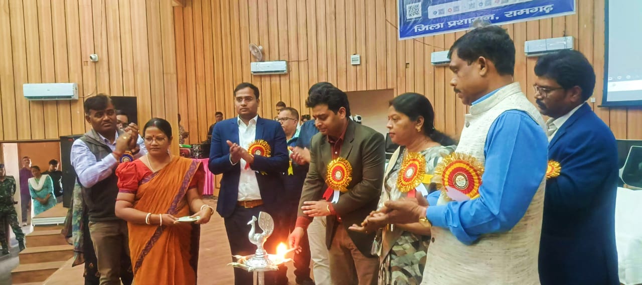 कार्यशाला का उद्घाटन करते अतिथि कार्यशाला का उद्घाटन करते अतिथि