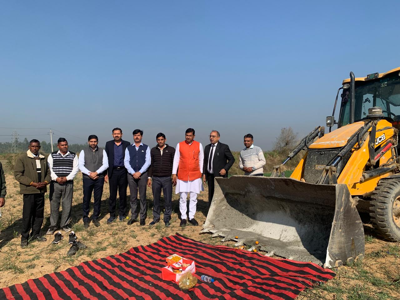 कार्य का शुभारम्भ करते सरस्वती सरोवर पर अधिकारी कार्य का शुभारम्भ करते सरस्वती सरोवर पर अधिकारी