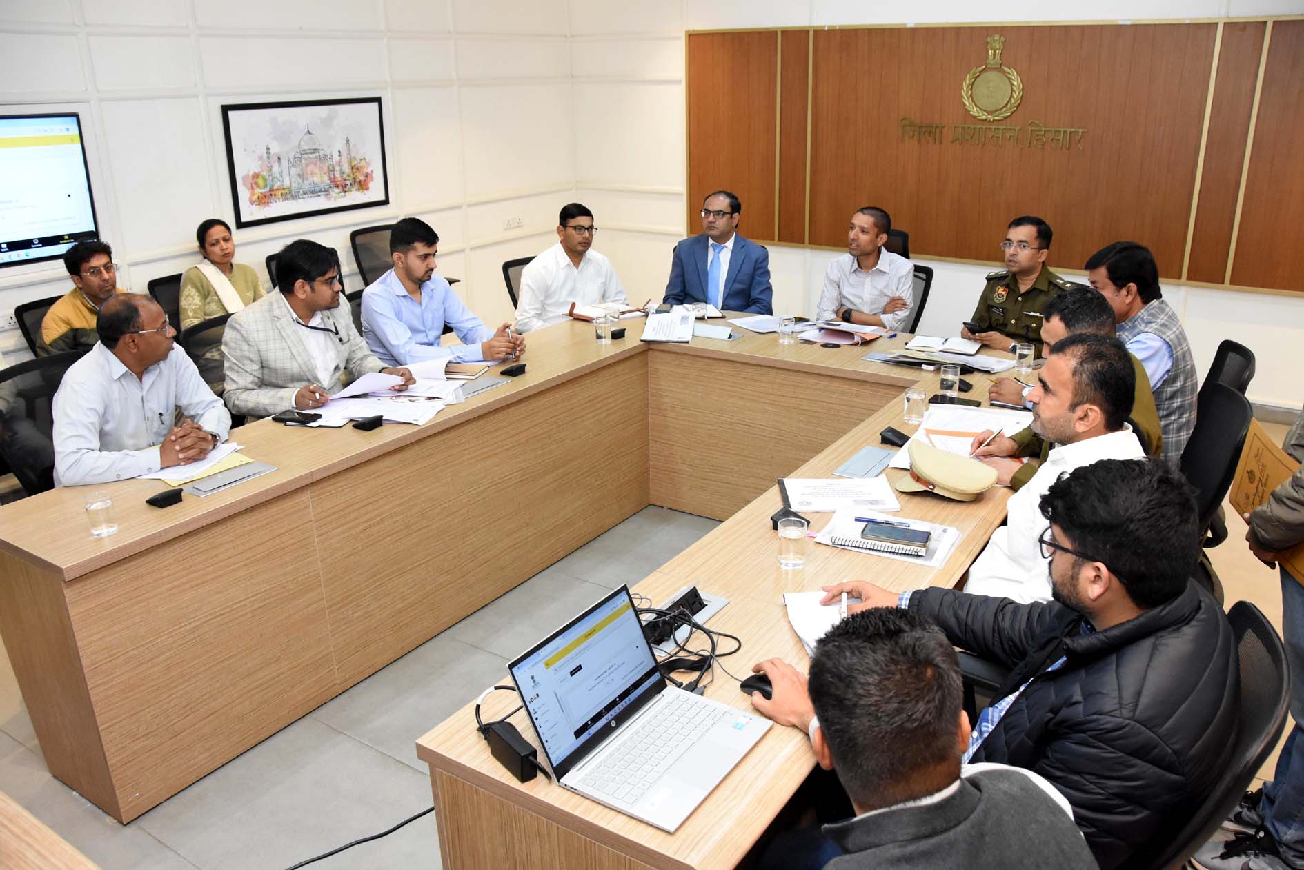 उपायुक्त अनीश यादव अधिकारियों की बैठक लेते हुए। उपायुक्त अनीश यादव अधिकारियों की बैठक लेते हुए।