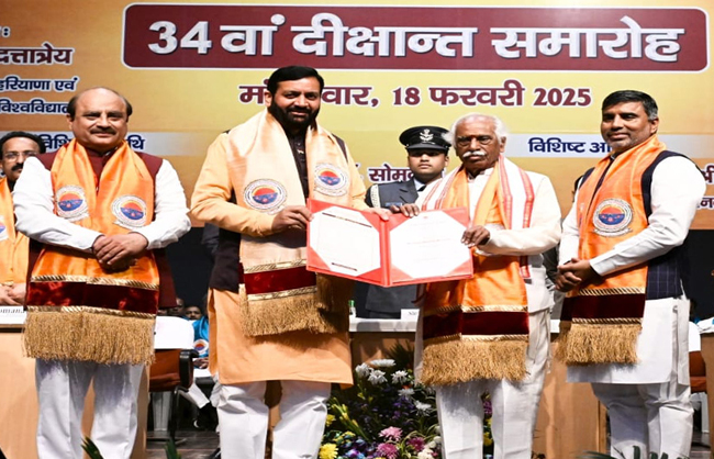 हरियाणा के मुख्यमंत्री नायब सैनी को मानद उपाधि देते राज्यपाल बंडारू दत्तात्रेय हरियाणा के मुख्यमंत्री नायब सैनी को मानद उपाधि देते राज्यपाल बंडारू दत्तात्रेय